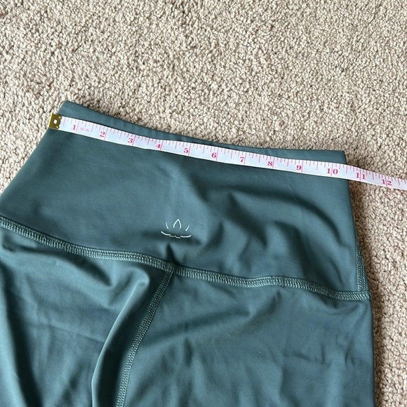 Beyond Yoga Green Silky Material High Waisted Performance Leggings - Picture 7 of 8